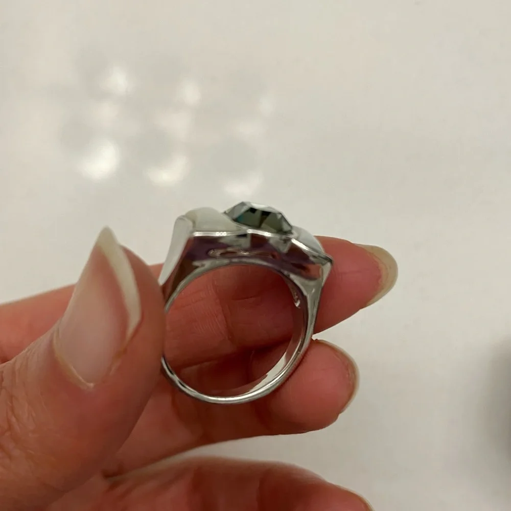 Green Stone and mother of Pearl Bow style Silver tone Ring New